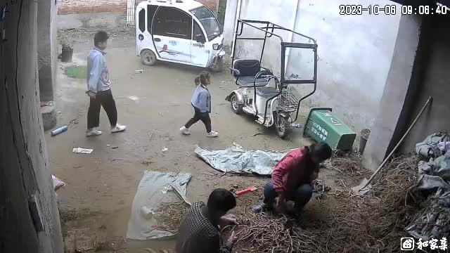Video - Clip: Con gái vô tình vặn tay ga khiến xe ba bánh lao thẳng vào mẹ
