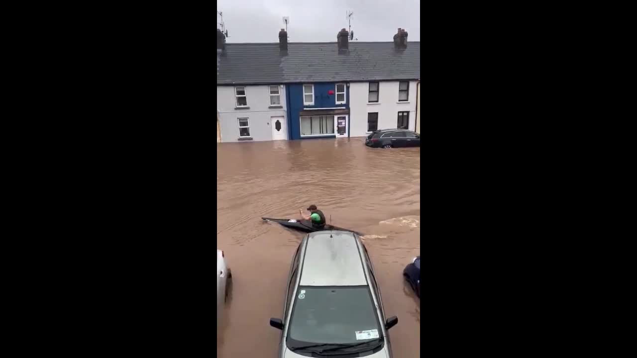Video - Clip: Lũ lụt kinh hoàng người dân phải sử dụng thuyền để di chuyển