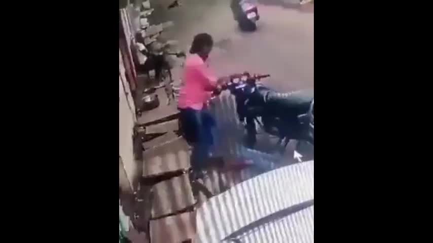 Video - Cầm thứ cực độc trong tay, người đàn ông ngã khỏi xe máy rồi tử vong