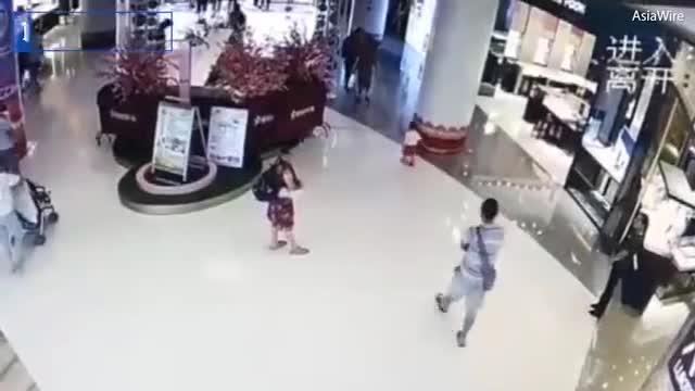 Video - Người đàn ông vung chân đá văng bé gái trong trung tâm thương mại