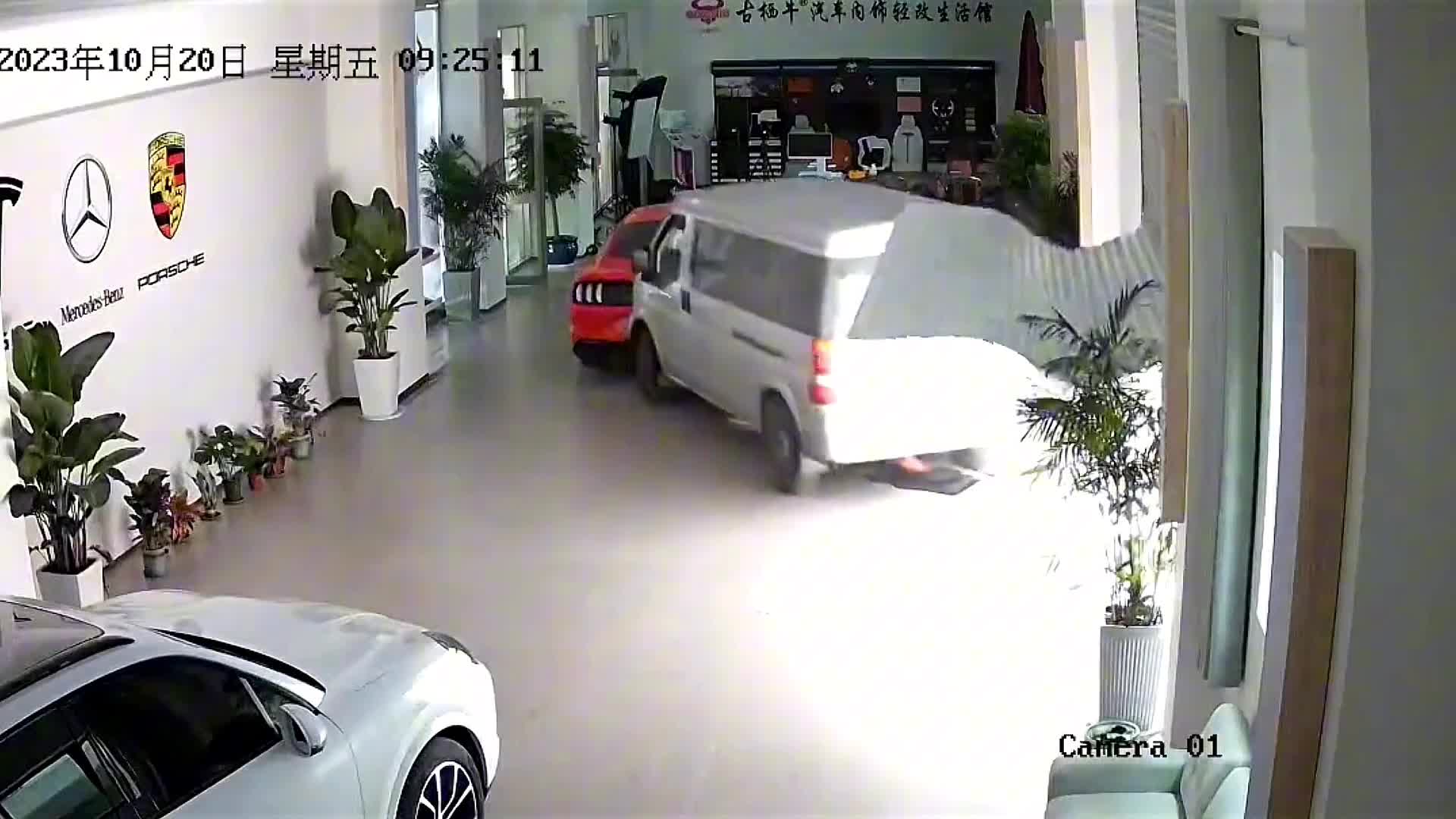 Video - Clip: Nhầm chân ga, tài xế lao thẳng xe vào cửa hàng phụ kiện ô tô