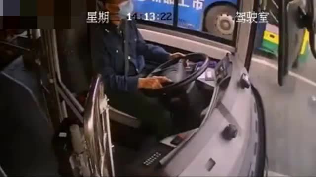Video - Clip: Tài xế xe buýt cố gắng dừng xe trước khi bất tỉnh trên vô lăng