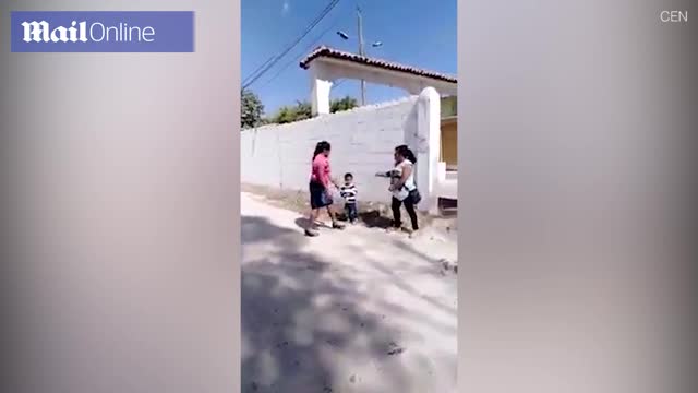 Video - Cãi nhau trên phố, người phụ nữ vung chân đá ngã bé trai