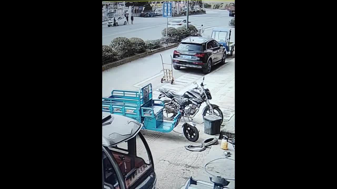 Video - Clip: Tài xế đánh lái khẩn cấp, tránh bé trai đột ngột lao qua đường