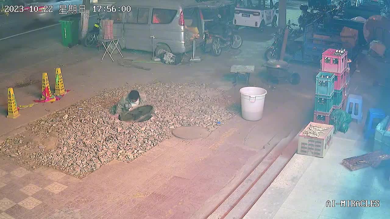 Video - Clip: Mải nhìn điện thoại, người đàn ông rơi xuống hố ga