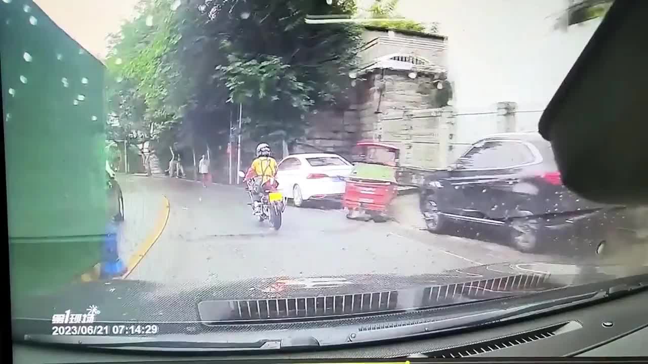 Video - Clip: Đang đi đường, người đàn ông bất ngờ bị hất văng khỏi xe máy