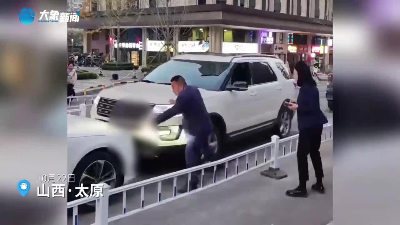 Video - Clip: Bị cấm đỗ xe, tài xế lái ô tô tông thẳng vào nhân viên an ninh