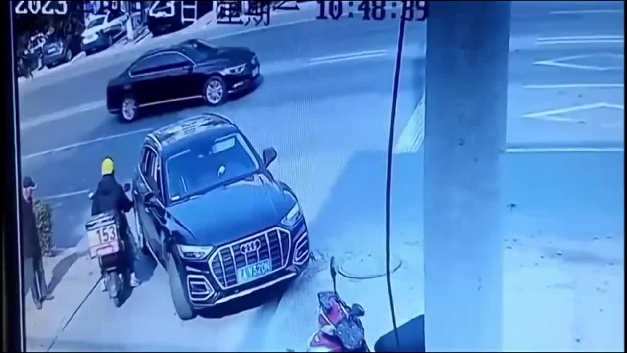 Video - Clip: Tranh cãi, đôi nam nữ đi Audi hung hăng đánh người giữa phố