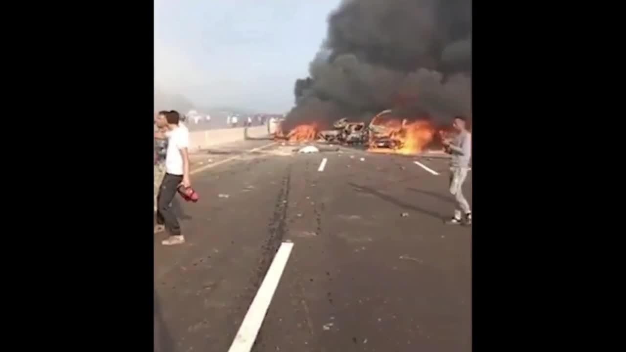Video - Clip: Đâm xe liên hoàn trên đường cao tốc khiến 95 người thương vong
