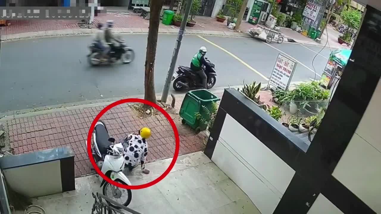 Video - Clip: Thấy trộm bẻ khóa xe, người đàn ông cầm gậy lao ra rượt đuổi