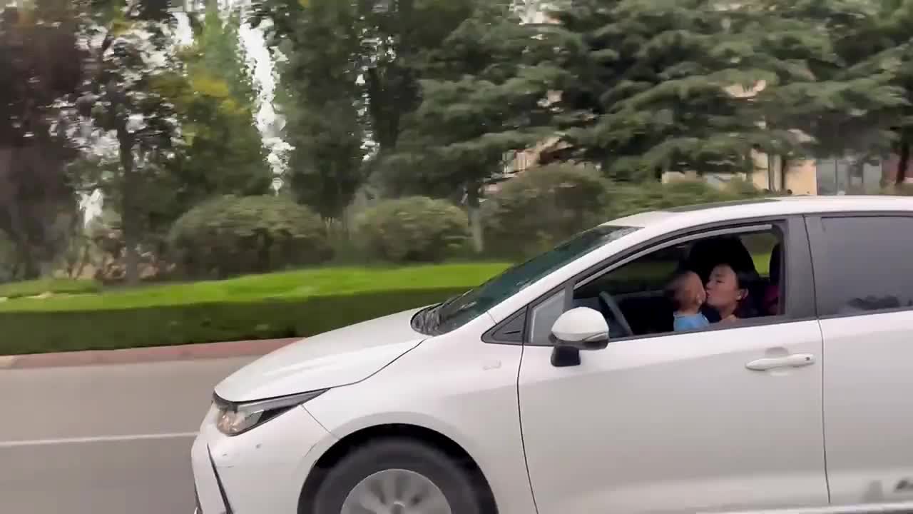 Video - Clip: Nữ tài xế vừa bế con vừa lái xe ô tô chạy trên đường
