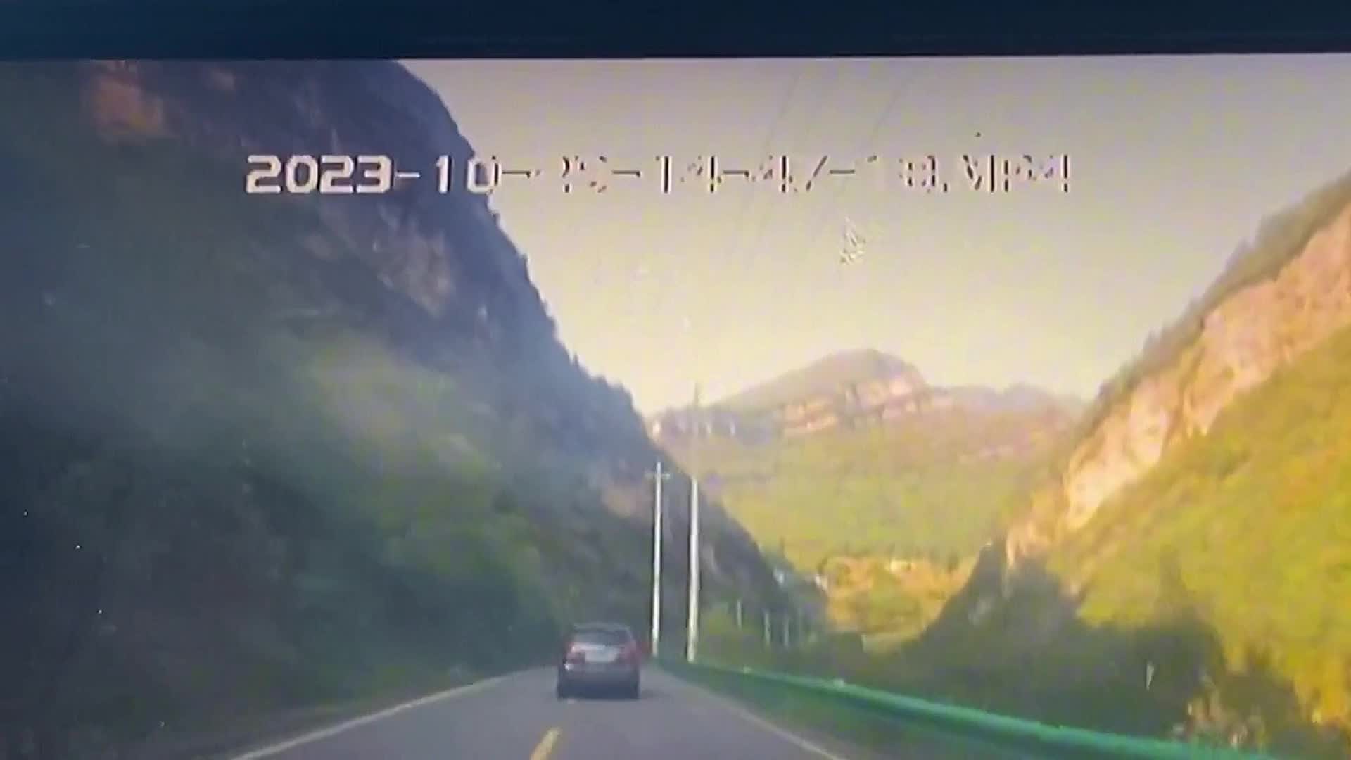 Video - Clip: Tảng đá khổng lồ bất ngờ rơi xuống, suýt đè trúng 2 ô tô
