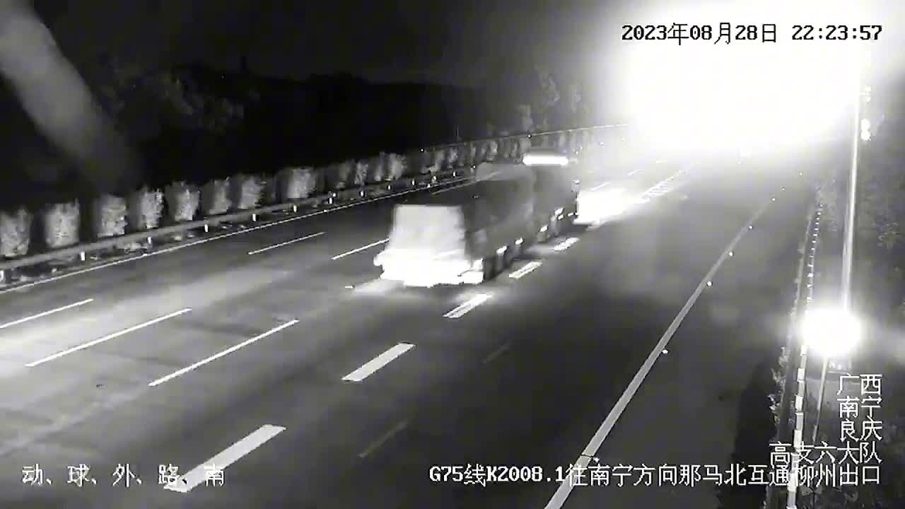 Video - Clip: Lao thẳng vào xe dừng trên cao tốc, tài xế xe tải tử vong