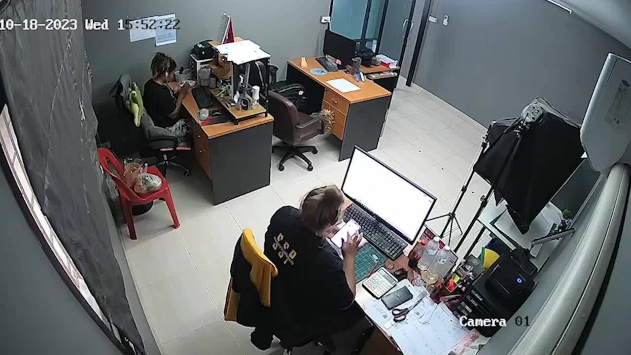 Video - Camera ghi lại khoảnh khắc đáng sợ khiến 2 nhân viên nổi da gà