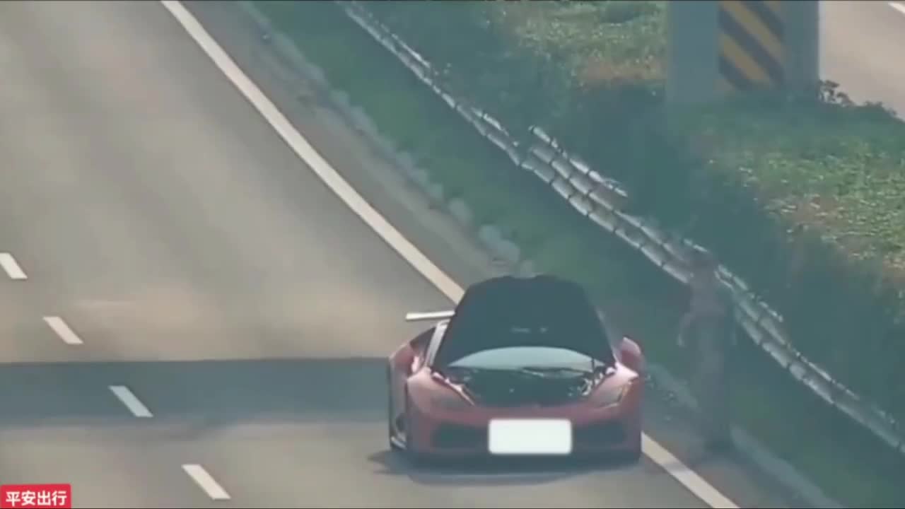 Video - Clip: Dừng giữa đường cao tốc, siêu xe Lamborghini bị tông nát đuôi
