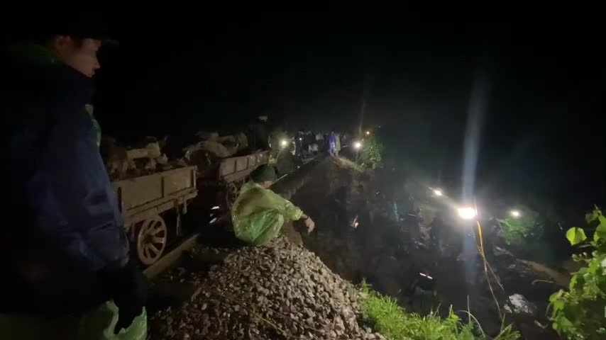 Dân sinh - Xuyên mưa đêm, 100 công nhân vác đá vá đường sắt Bắc - Nam