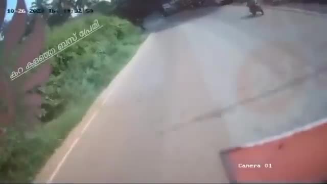 Video - Clip: Đột ngột lao sang đường, 2 người đi xe máy bị xe buýt tông văng