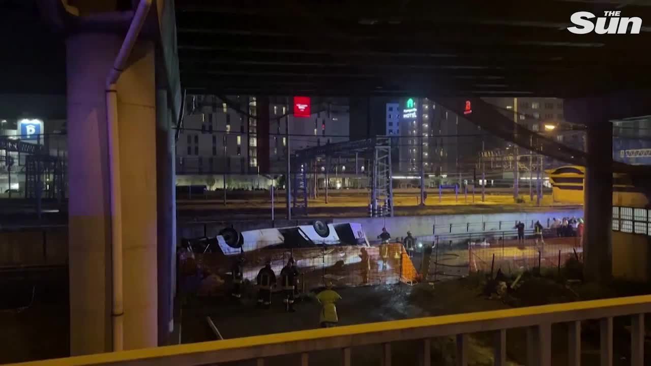 Video - Xe buýt bất ngờ lao khỏi cầu vượt khiến 21 người tử vong