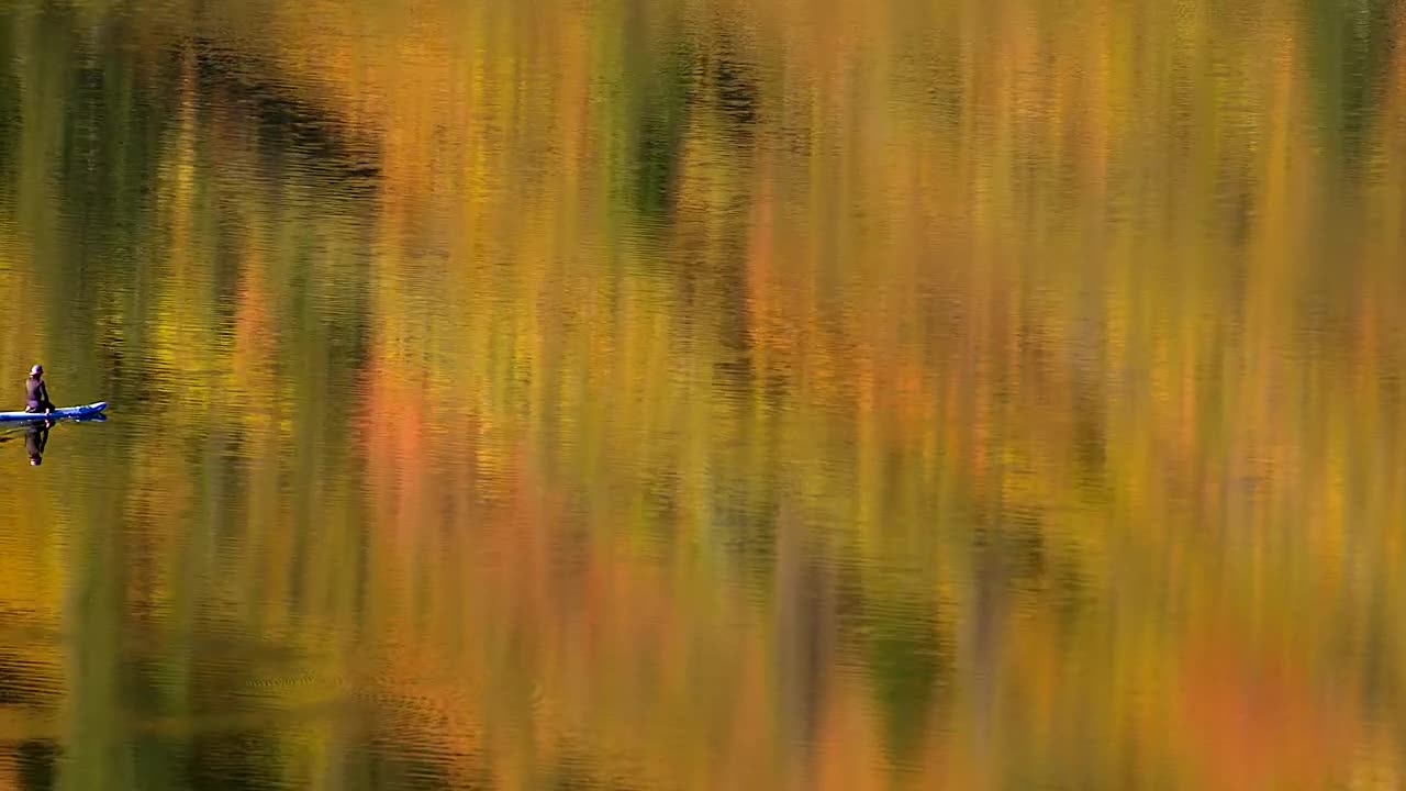 Video - Clip: Màu sắc mùa thu phản chiếu trên mặt nước đẹp như tranh vẽ