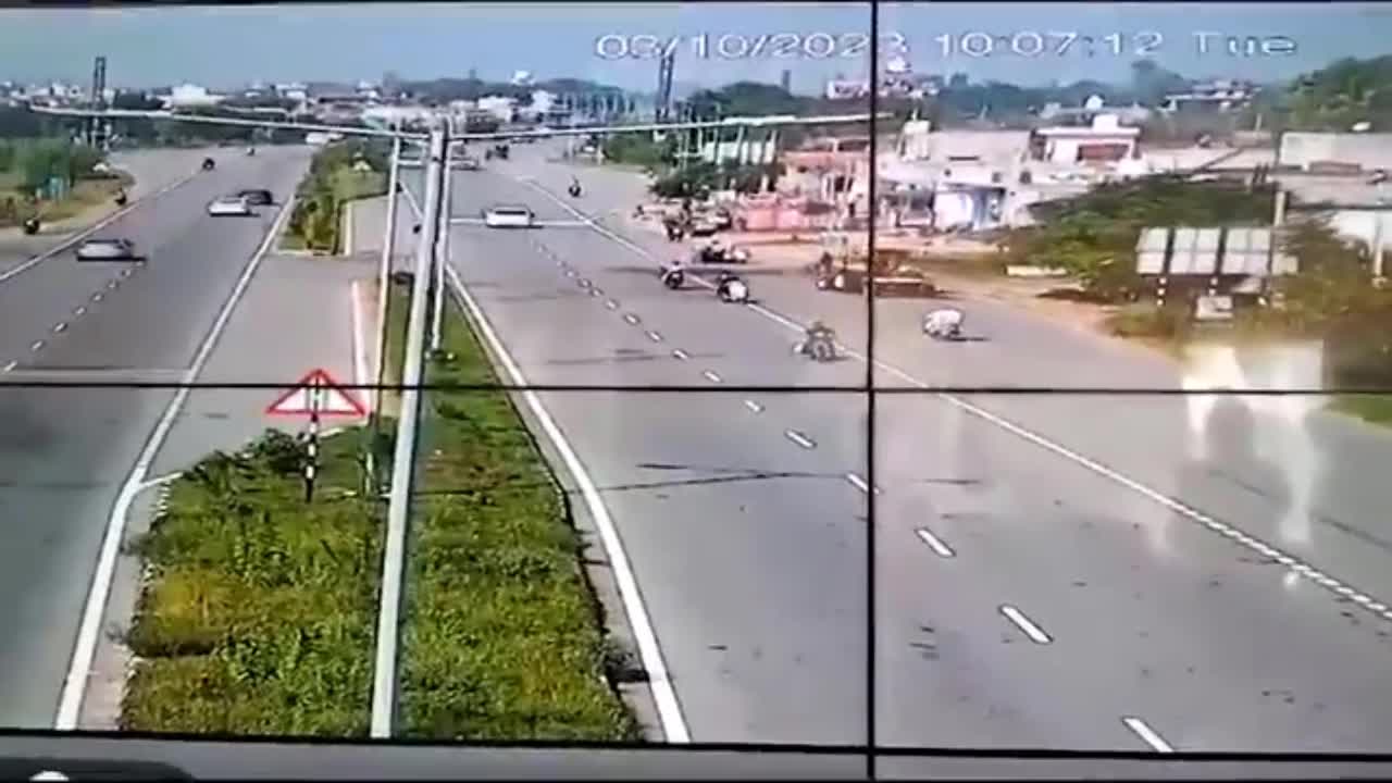 Video - Clip: Xe máy bất ngờ lao ra giữa đường, đâm thẳng vào đầu ô tô