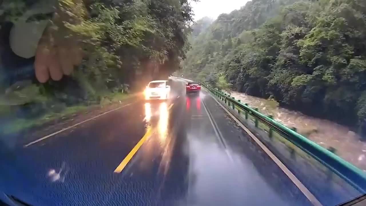 Video - Clip: Khoảnh khắc tảng đá rơi từ trên núi xuống suýt đè trúng ô tô