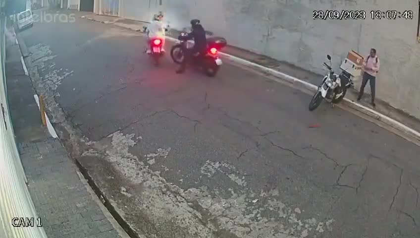 Video - Clip: Bị cướp xe máy, người đàn ông có màn xử lý cực thông minh