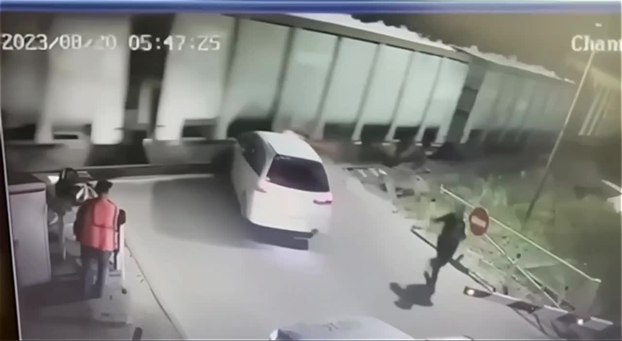 Video - Clip: Tài xế cố tình lao xe vào đoàn tàu đang chạy để trốn cảnh sát