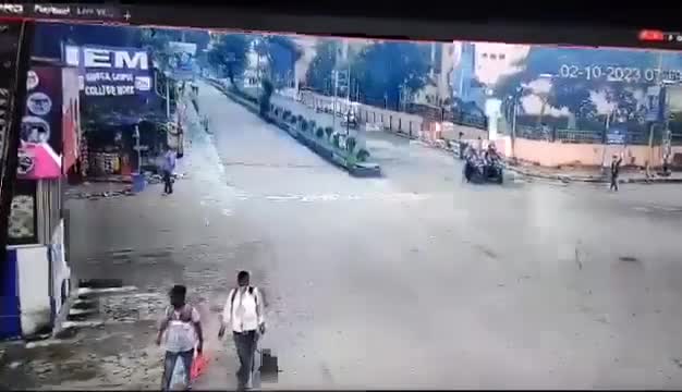 Video - Clip: Xe buýt cố tình vượt đèn đỏ đâm trúng ô tô con ở ngã tư