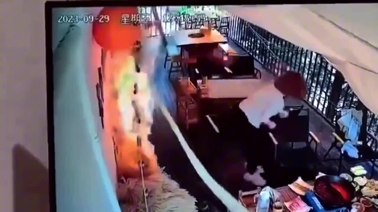 Video - Clip: Nghịch dại, người phụ nữ đốt đồ trang trí trong cửa hàng lẩu