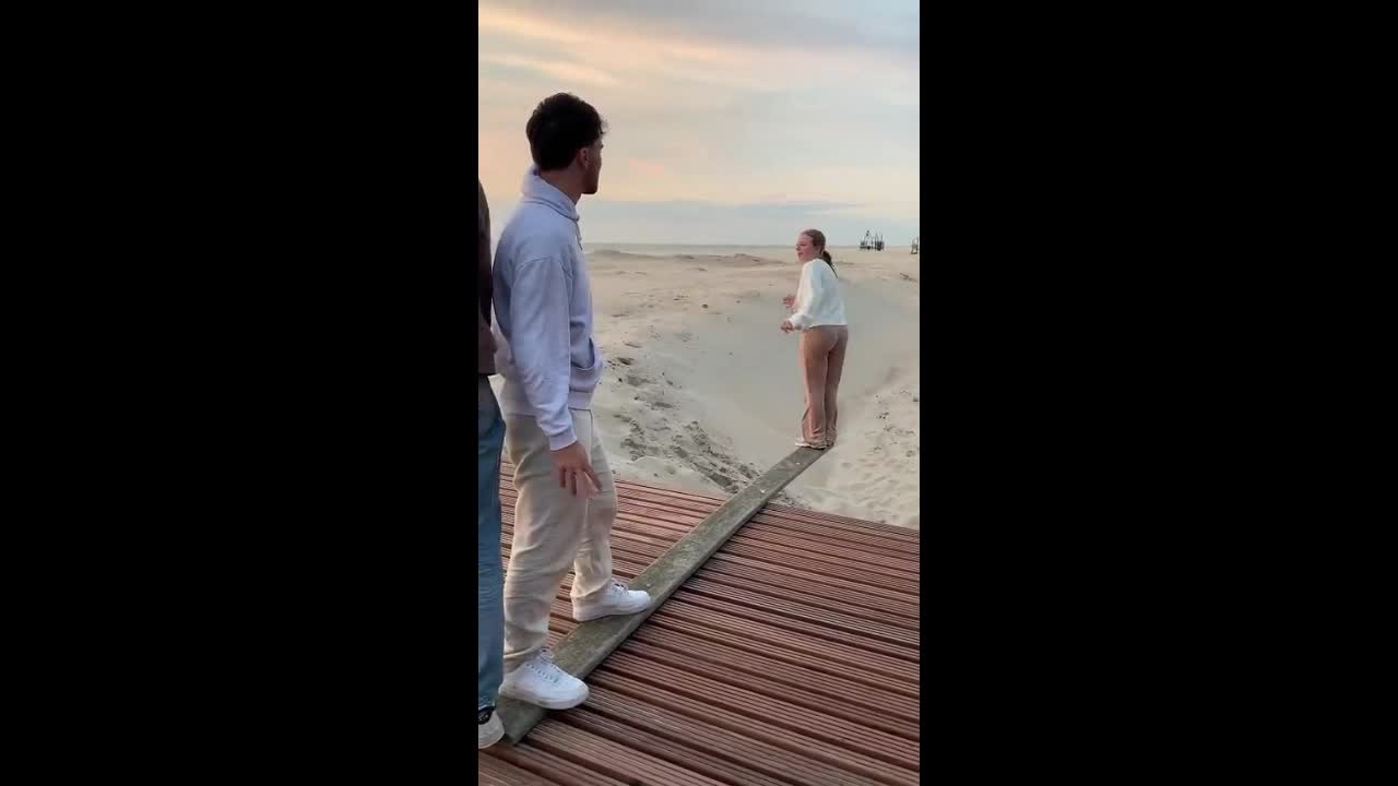 Video - Clip: Nhảy cầu táo bạo trên bãi cát, cô gái nhận kết đắng