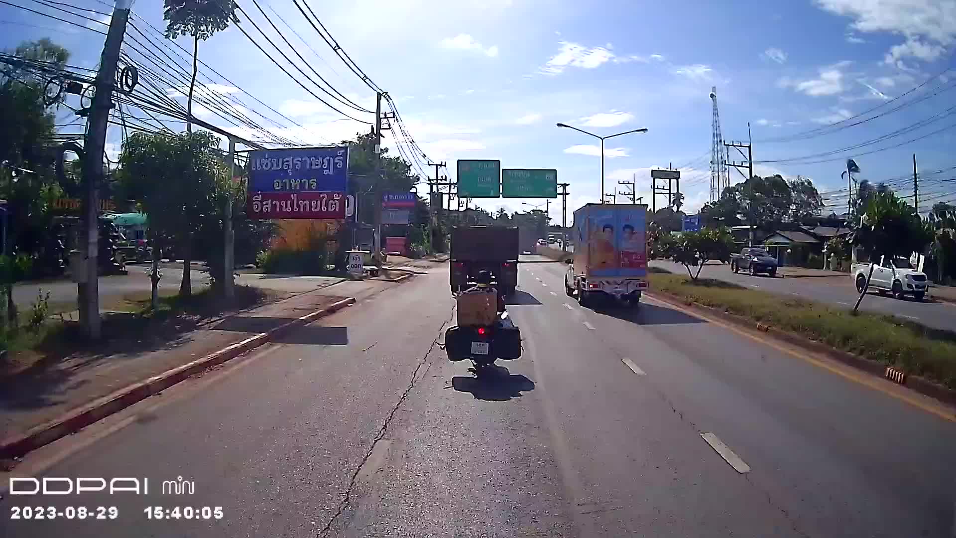 Video - Clip: Vượt xe tải, hai học sinh đi xe máy suýt bị cán trúng người