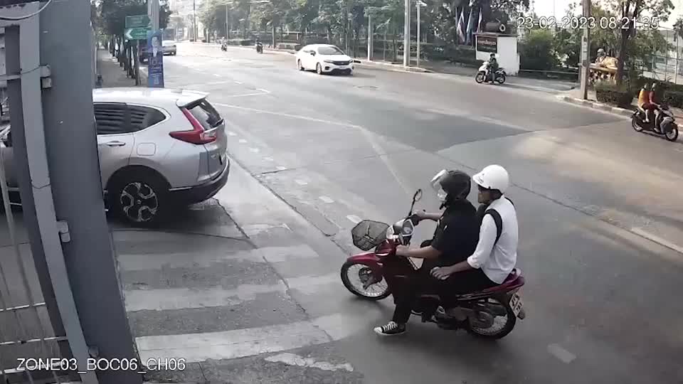 Video - Clip: Xe máy không người lái 'hạ gục' người đàn ông giữa ngã ba