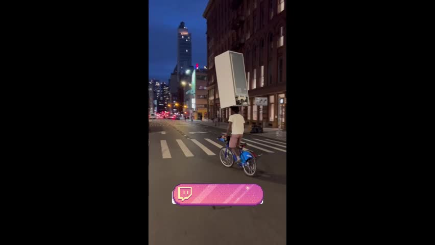Video - Clip: Kỳ lạ người đàn ông đội tủ lạnh lên đầu khi đi xe đạp