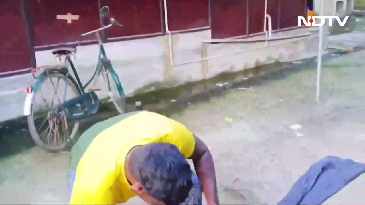 Video - Người đàn ông suýt mất mạng vì thứ đáng sợ ẩn nấp trong mũ bảo hiểm