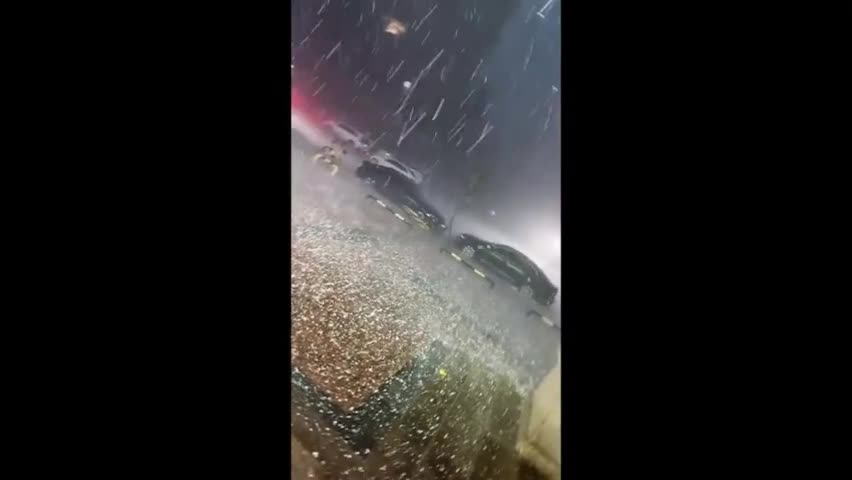 Video - Clip: Mưa đá cỡ lớn khiến nhiều nhà cửa và xe cộ bị hư hại