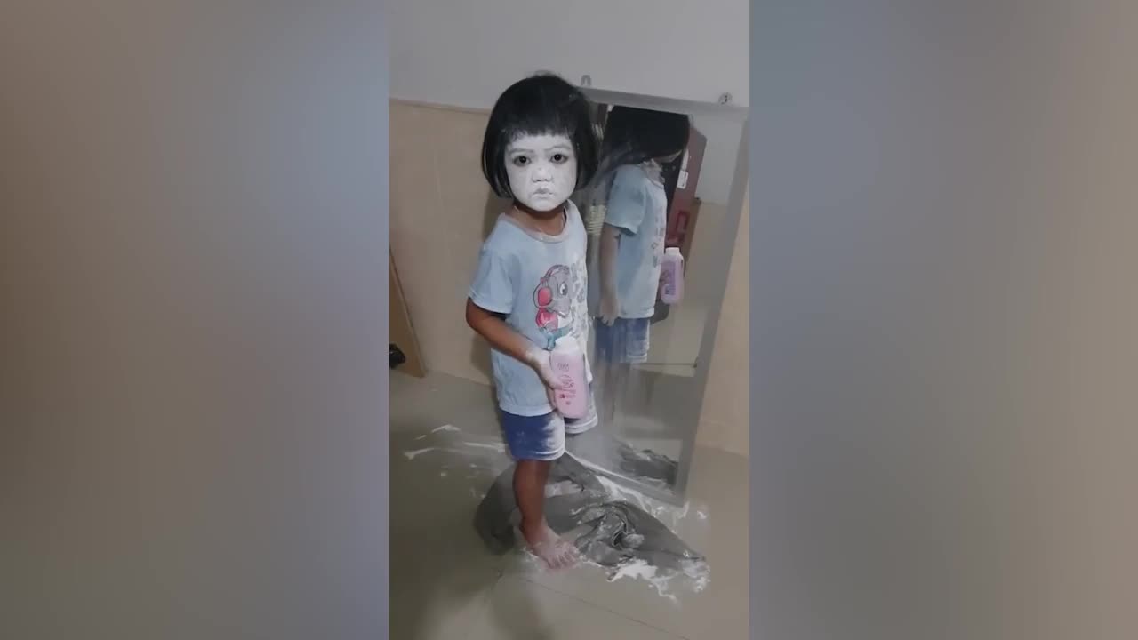 Video - Clip: Cha hốt hoảng khi nhìn thấy gương mặt trắng bệch của con gái
