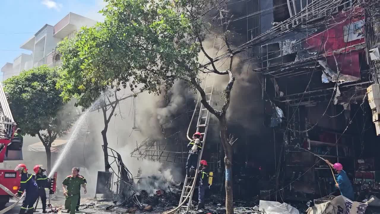 Dân sinh - Cháy lớn tại cửa hàng điện máy Buôn Ma Thuột