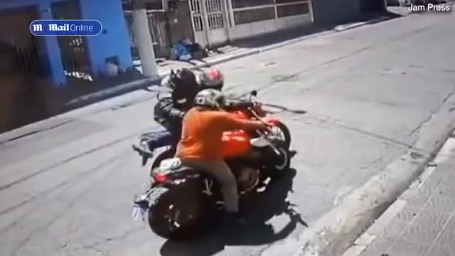 Video - Clip: Vừa cướp được xe máy, nam thanh niên ngã xuống đường tử vong