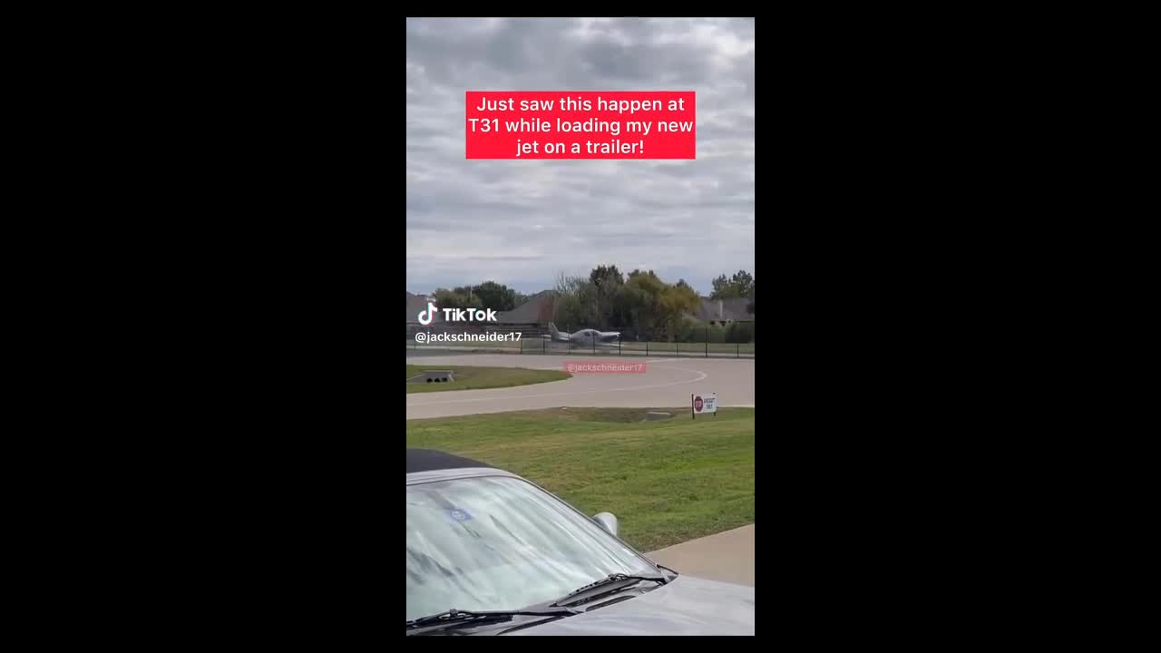 Video - Clip: Đang hạ cánh khẩn cấp, máy bay rơi bánh rồi đâm trúng ô tô