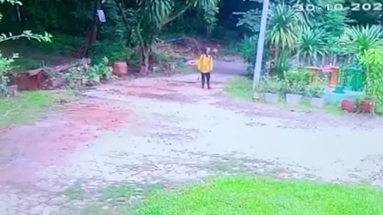 Video - Clip: Người đàn ông cầm dao đi vào nhà dân rồi quỳ gối kêu cứu