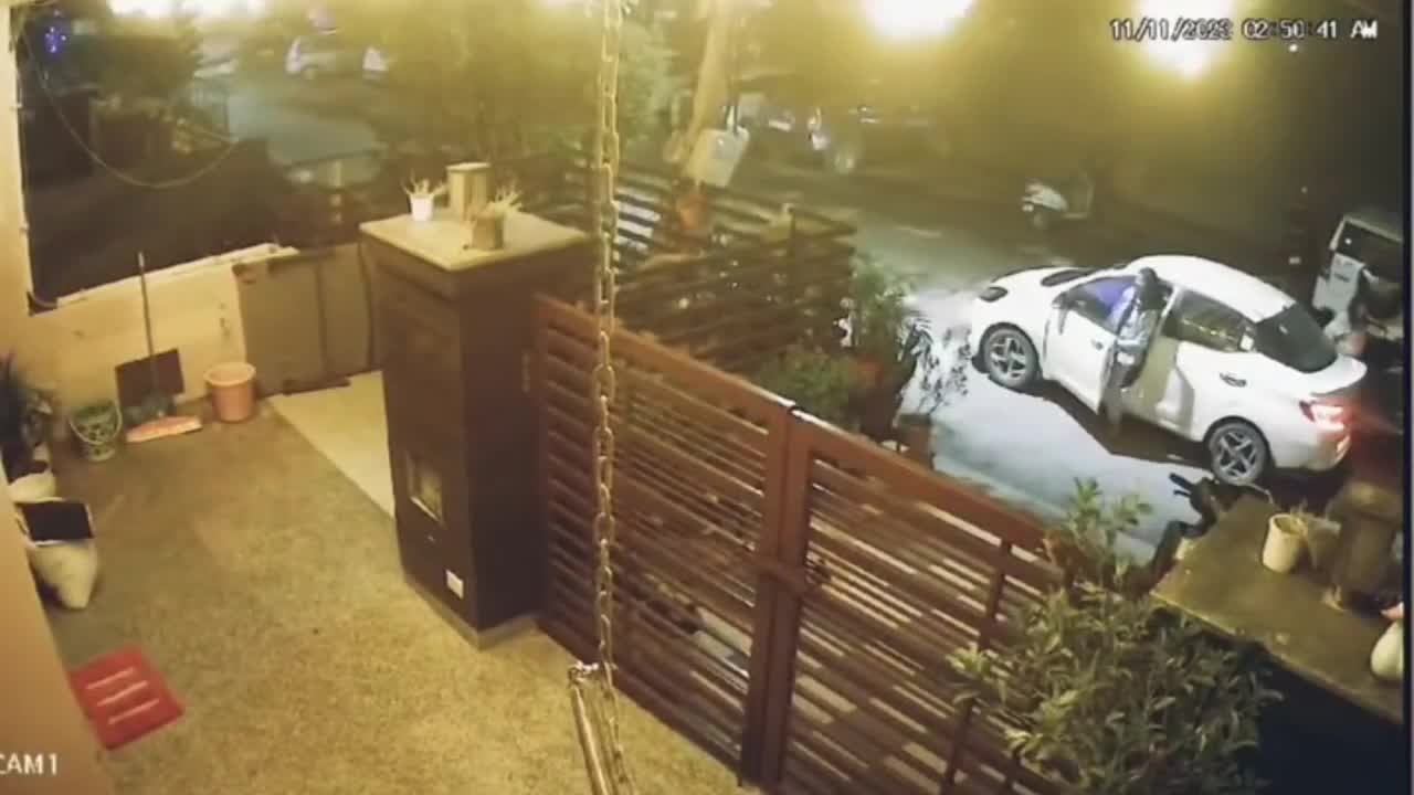 Video - Xem camera, chủ nhà phát hiện hành động xấu xí của 2 cô gái đi ô tô