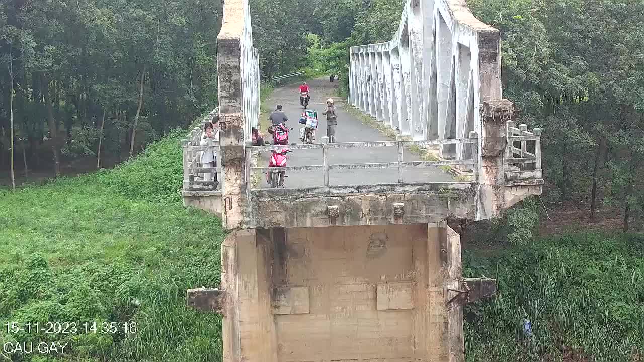 Video - Clip: Nam thanh niên dừng xe máy trên cầu rồi bất ngờ nhảy xuống sông