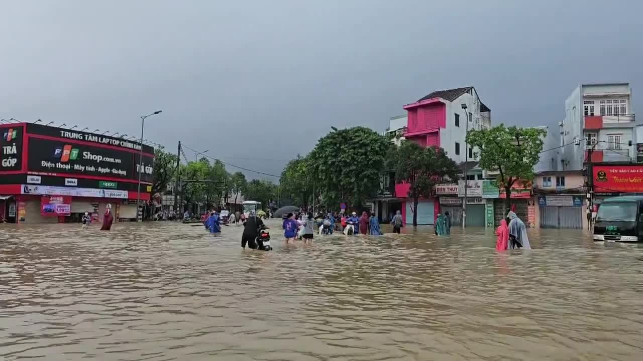 Dân sinh - Huế: 2 người chết và mất tích, hơn 16.000 ngôi nhà bị ngập do mưa lũ