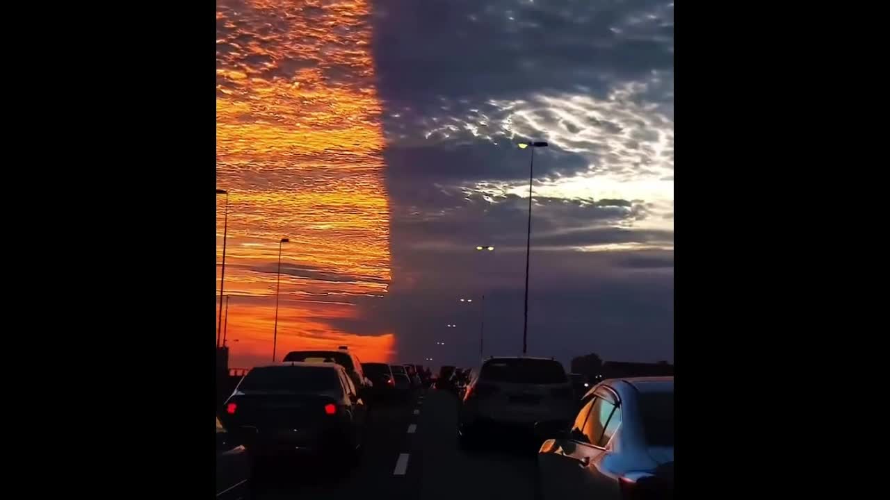 Video - Clip: Kỳ lạ khoảnh khắc bầu trời ở Florida chia thành hai phần