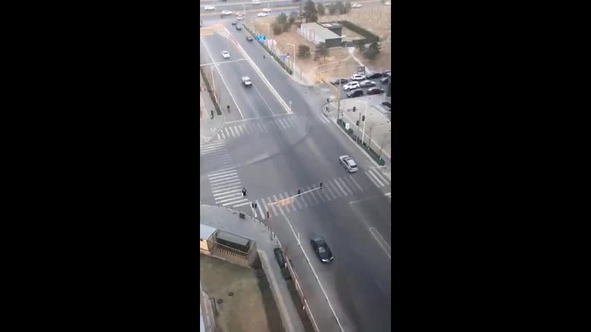 Video - Hai ô tô đang đi đường bất ngờ bị nhấc bổng, bay lơ lửng trên không