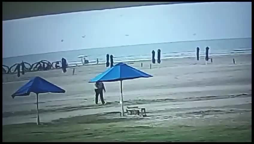 Video - Clip: Đang đi dạo bãi biển, người phụ nữ bị sét đánh tử vong