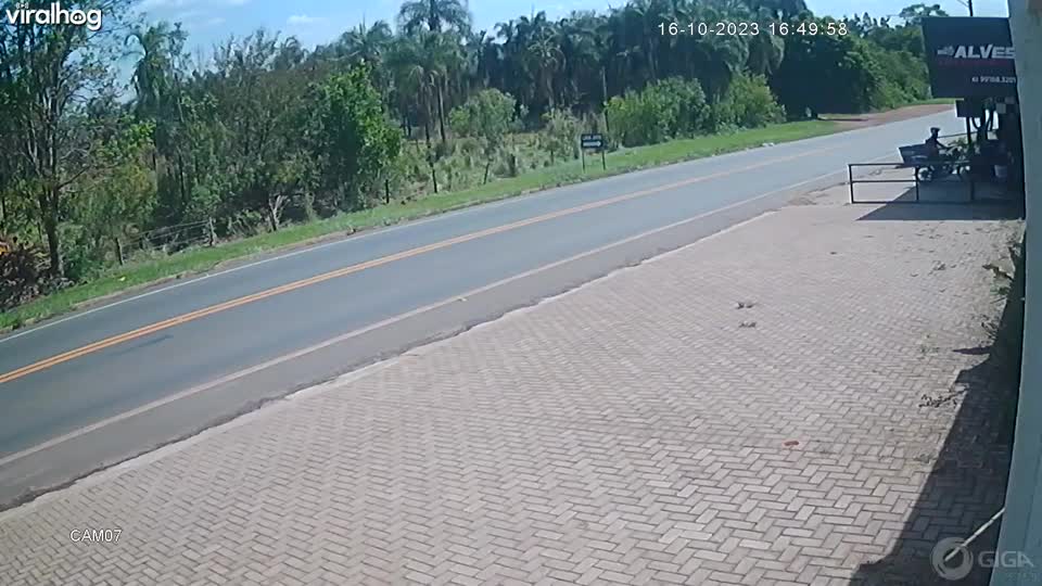 Video - Clip: Thể hiện bốc đầu xe, nam thanh niên lao thẳng vào đầu xe tải