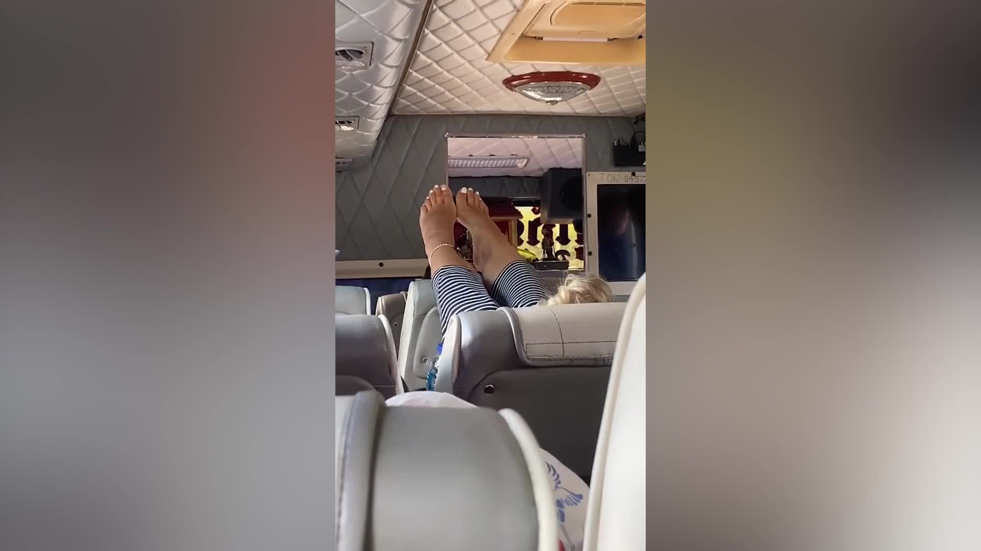 Video - Nữ du khách có hành động xấu xí trên máy bay khiến người xem bức xúc