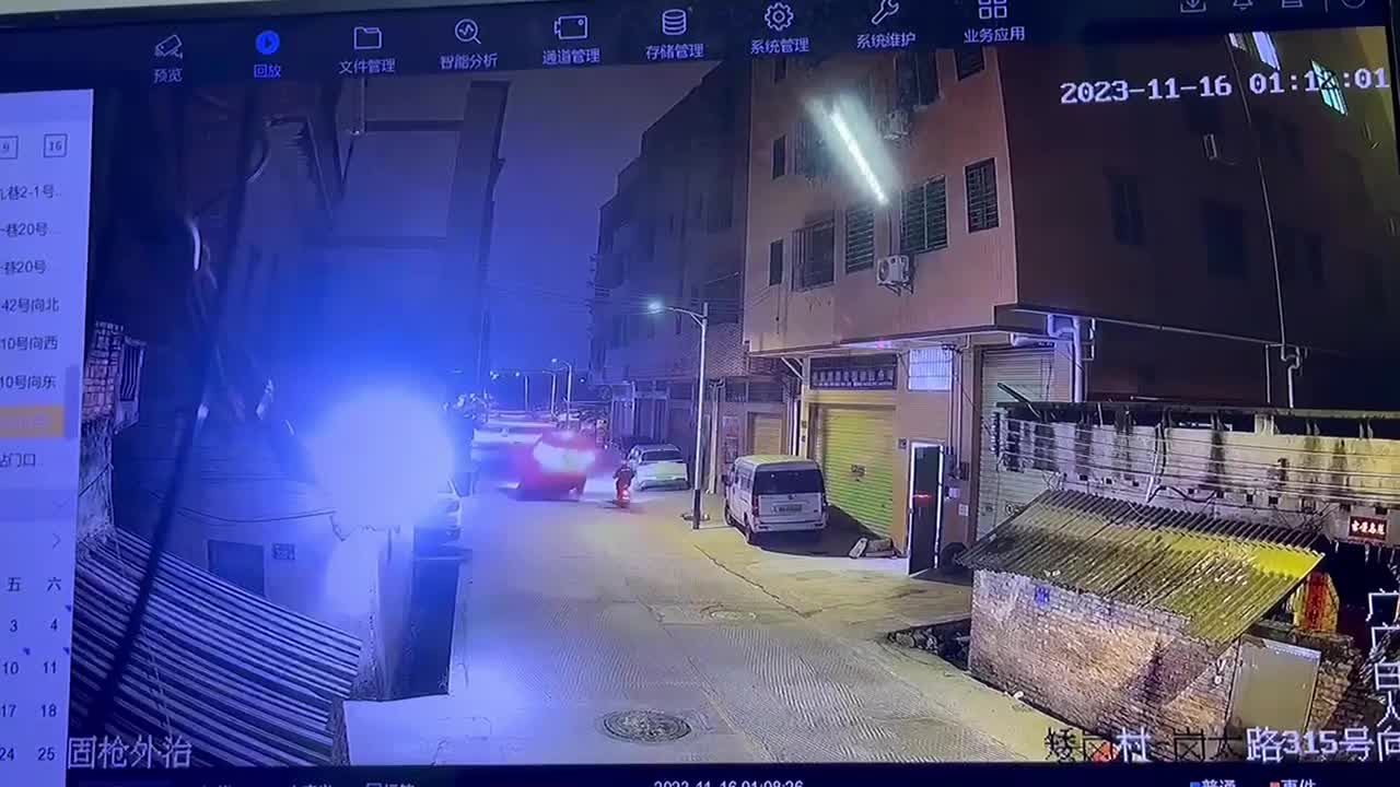 Video - Clip: Đâm vào nắp hố ga, ô tô văng lên không rồi đè trúng xe máy