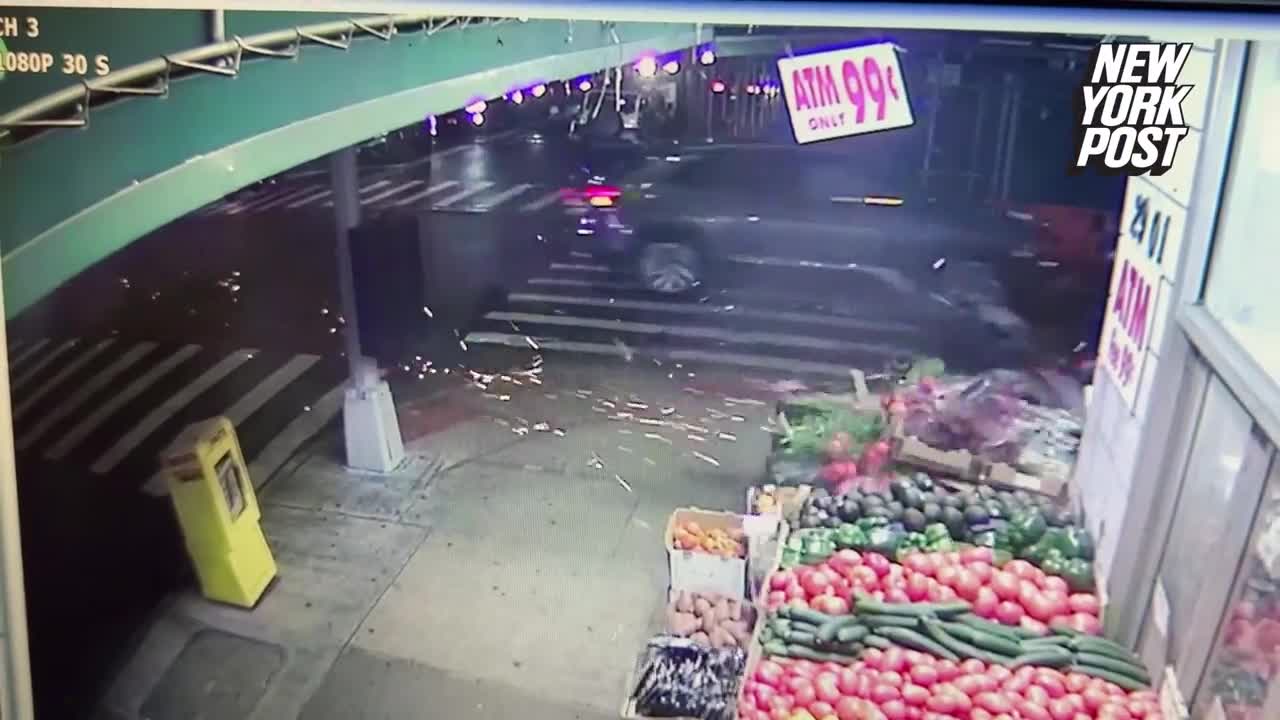 Video - Clip: Ô tô tông người đi xe máy bay vào cửa hàng hoa quả rồi bỏ chạy
